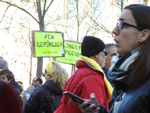 Marxa groga de protesta fins la delegaci&oacute; del govern espanyol a Girona