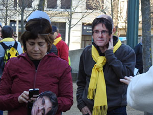Marxa groga de protesta fins la delegaci&oacute; del govern espanyol a Girona