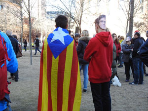 Marxa groga de protesta fins la delegaci&oacute; del govern espanyol a Girona