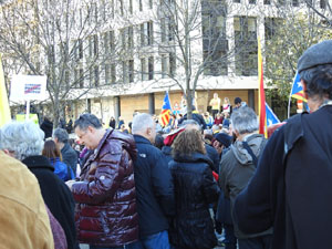 Marxa groga de protesta fins la delegaci&oacute; del govern espanyol a Girona