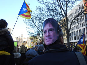 Marxa groga de protesta fins la delegaci&oacute; del govern espanyol a Girona