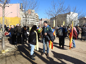 Marxa groga de protesta fins la delegaci&oacute; del govern espanyol a Girona