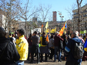 Marxa groga de protesta fins la delegaci&oacute; del govern espanyol a Girona