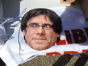 Marxa groga de protesta fins la delegaci&oacute; del govern espanyol a Girona