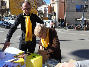 Marxa groga de protesta fins la delegaci&oacute; del govern espanyol a Girona