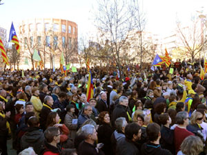 Marxa groga de protesta fins la delegaci&oacute; del govern espanyol a Girona