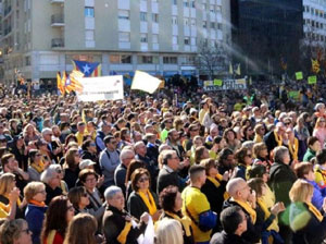 Marxa groga de protesta fins la delegaci&oacute; del govern espanyol a Girona