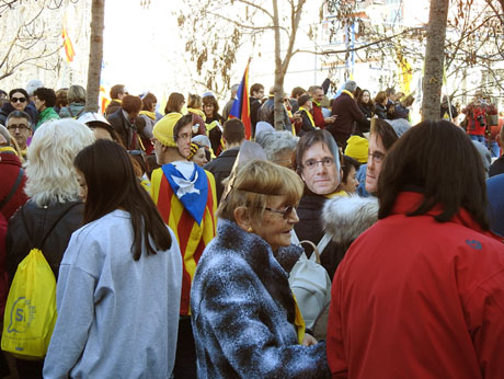 Marxa groga de protesta fins la delegaci&oacute; del govern espanyol a Girona