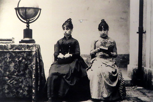 Primeres alumnes de l'antic Institut d'Ensenyament Mitj&agrave;