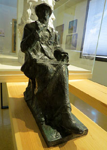 Renoir assegut. Ricard Guin&oacute; Boix. 1917. Bronze