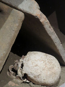 Tomba d'inhumaci&oacute;