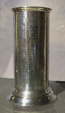 Vas de Vicarello. Argent. &Egrave;poca d'August. Girona hi apareix com a 'mansio' entre 'Aquae Uoconiae' i 'Cinniana'