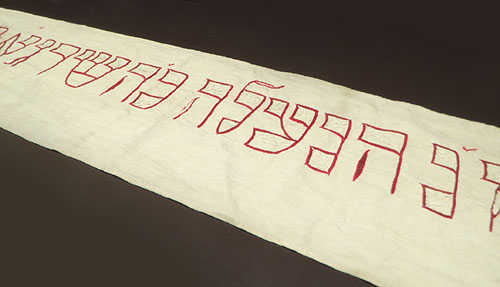 Mapp&agrave;, cenyidor o faixa de la Tor&agrave;. Lli blanc i fil vermell brodat. Segle XIX. Europa central