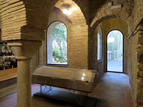 Vista parcial de una de les sales dedicades al fossar dels jueus