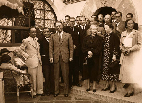 Visita del Ministre d'Ind&uacute;stria i Comer&ccedil;, Pl&aacute;cido &Aacute;lvarez-Buylla, a les comarques gironines. La comitiva va celebr� l'&agrave;pat a l'Hostal de la Gavina, de S'Agar&oacute;. Entre els assistents s'observa la pres&egrave;ncia dels senyors &Aacute;lvarez-Buylla, Casanoves, Prun&eacute;s, Barrera, Irla, Oliva i Miquel Santal&oacute;. 31 de maig de 1936
