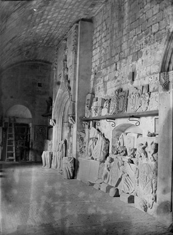 Galeria del claustre de Sant Pere de Galligants amb diferents peces escult&ograve;riques exposades. 1900-1925