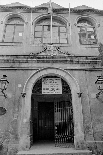 Portal d'acc&eacute;s al Museu d'Hist&ograve;ria de la Ciutat i l'Arxiu Municipal des de la placeta de l'Institut Vell, o de la Canonja. Un cartell anuncia les obres de condicionament de l'edifici. 7/4/1982