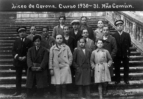 Retrat d'un grup d'alumnes de l'Institut de Segon Ensenyament, al claustre de l'Institut Vell. Excepcionalment a principis dels anys 30 l'institut reb&eacute; el nom oficial de Liceo. 14/02/1931