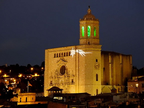 La Catedral il&middot;luminada per l'arribada dels Reis