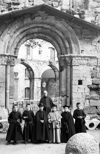 Grup d'escolans i un capell&agrave; acompanyant al recent nomenat bisbet&oacute; Ramon Marcel a la Festa del Bisbet&oacute;, a Montserrat. 1908