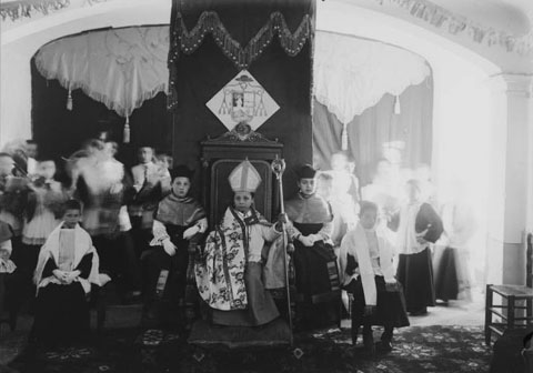 El 'bisbet&oacute;' Ramon Marcel al seu tron, a la Festa del Bisbet&oacute;, a Montserrat. 1908