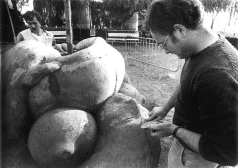 Xicu Cabanyes treballant en l'escultura. 1984