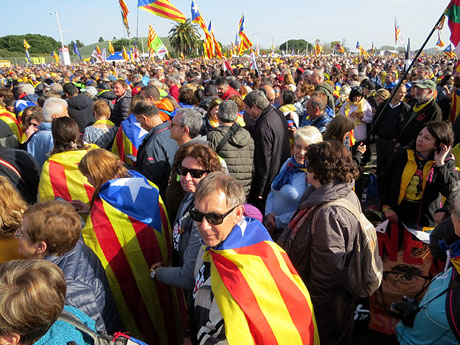 Acte del Consell per la Rep&uacute;blica Catalana a Perpiny&agrave; amb el Prsident Carles Puigdemont i els consellers Clara Ponsat&iacute; i Toni Com&iacute;n