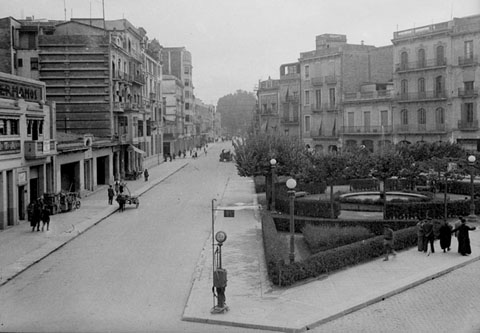 La pla&ccedil;a del Marqu&egrave;s de Camps. En primer terme a l'esquerra, la botiga d'Adroher Germans. En segon terme, el Banc d'Espanya. 1928-1930