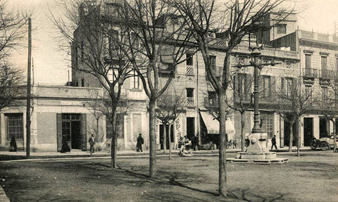 Vista parcial de la pla&ccedil;a del Marqu&egrave;s de Camps. A l'esquerra, la f&agrave;brica d'Esteve Bachs. Abans de 1927