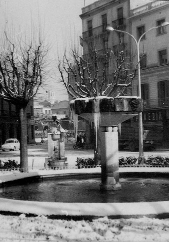 El brollador de la pla&ccedil;a Marqu&egrave;s de Camps, gla&ccedil;at. 1960-1970