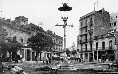 La pla&ccedil;a del Marqu&egrave;s de Camps durant les obres d'urbanitzaci&oacute;. En primer terme, el fanal amb quatre bra&ccedil;os que es trobava al bell mig de la pla&ccedil;a i que desaparegu&eacute; amb la reforma. 1926