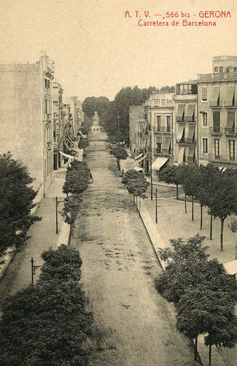 Vista des d�un punt elevat de la pla&ccedil;a Marqu&egrave;s de Camps i de la carretera de Barcelona. En segon terme a l�esquerra, el Banc d�Espanya. S�observen els plataners plantats a banda i banda del carrer. 1905-1911