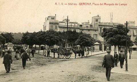 Vista parcial de la pla&ccedil;a Marqu&egrave;s de Camps i l'inici de la Ronda Ferran Puig des del carrer de Barcelona. S'observen diferents carruatges aturats a la pla&ccedil;a. 1905-1911