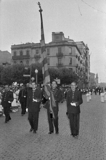 Process&oacute; de Corpus del barri del Mercadal al seu pas per la pla&ccedil;a Marqu&egrave;s de Camps. 21/06/1954