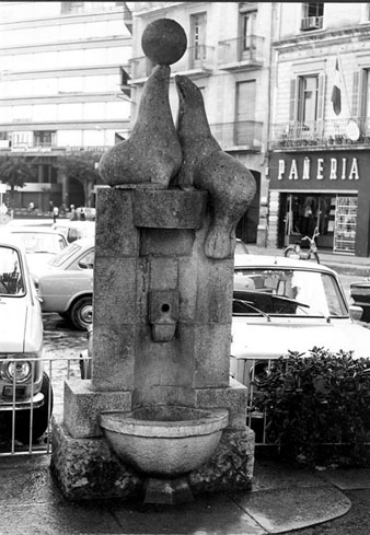 La font de 'Les foques', obra de Paco Torres Mons&oacute;. 1973