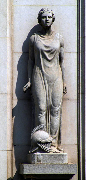 Escultura de Minerva, obra de Joan Carrera Dellunder que es troba a la fa&ccedil;ana d'un edifici de la pla&ccedil;a Marqu&egrave;s de Camps. 2006