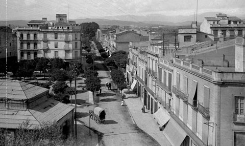 Vista des d'un punt elevat del carrer de Santa Eug&egrave;nia i de la pla&ccedil;a del Marqu&egrave;s de Camps. En primer terme a l'esquerra, el caf&egrave; de Novedades. 1910-1914