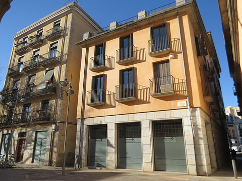 Edificis de la banda oest de la pla&ccedil;a