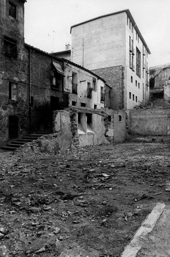 Enderrocament d'un edifici a la pla�a General Marv&agrave;. S'observa l'edifici de les Beates. 1980-1990
