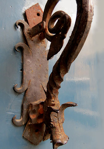 Picaporta de forja en forma de drac a un dels habitatges de la pla&ccedil;a