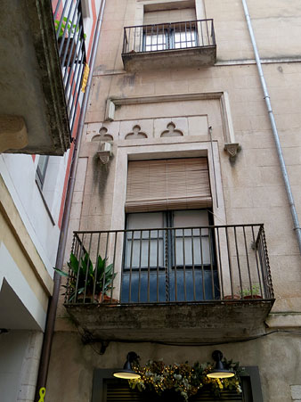 Detall d'un edifici de la pla&ccedil;a