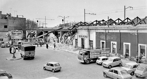 Obres d'enderrocament de l'antiga estaci&oacute; de la RENFE, a la pla&ccedil;a Poeta Marquina. 1974