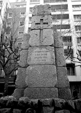 Monument als Ca&iacute;dos de la Guerra Civil, instal&middot;lat a la pla&ccedil;a Poeta Marquina. 1967