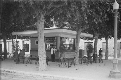 El bar N&uacute;ria instal&middot;lat a la pla&ccedil;a Poeta Marquina. 1920-1936