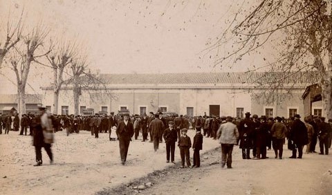 Grup de gent aplegada davant l'estaci&oacute; del ferrocarril, a la pla&ccedil;a Poeta Marquina. 1900-1930