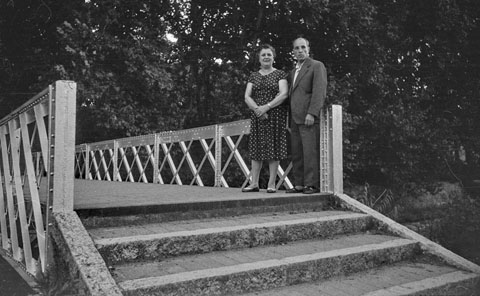 Retrat d'una parella al pont de la Infanta o del carrer Cerver&iacute;, sobre el riu G&uuml;ell. 1960