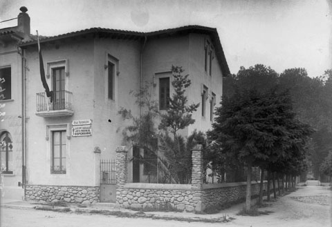 Fa&ccedil;ana del dispensari provincial per a la lluita antituberculosa, al carrer Cerver&iacute;. Al fons a la dreta, el pont del carrer Cerver&iacute; sobre el riu G&uuml;ell. 1928