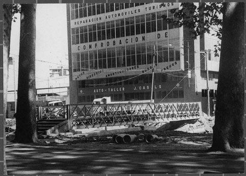 Pont del carrer Cerver&iacute; sobre el riu G&uuml;ell, al passeig de la Devesa. Al fons, el taller mec&agrave;nic J. Casals. 1970-1974