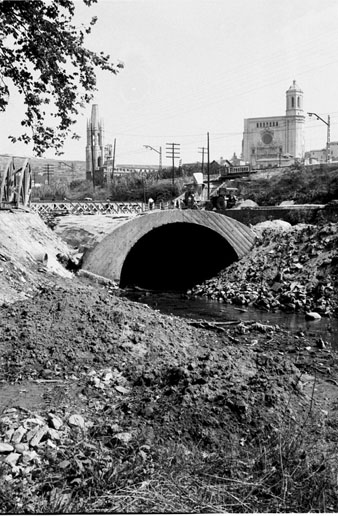 Obres de canalitzaci&oacute; del riu G&uuml;ell a l'altura del pont del Rellotge a la Devesa. 1973