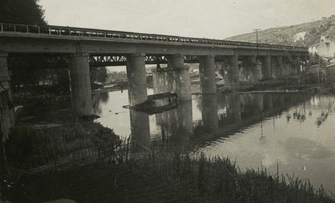 El pont de formig&oacute; del Ferrocarril, sobre el riu Onyar. Darrera seu, el pont de ferro al qual substitueix. 1960-1970